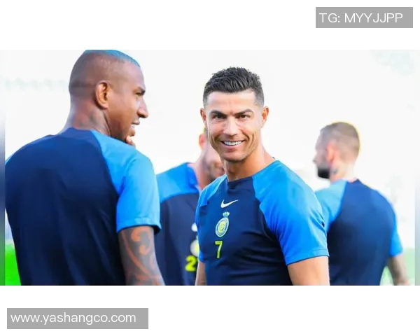 足球明星C罗短发造型引领时尚潮流球迷热议新形象 足球明星C罗短发造型引领时尚潮流球迷热议新形象