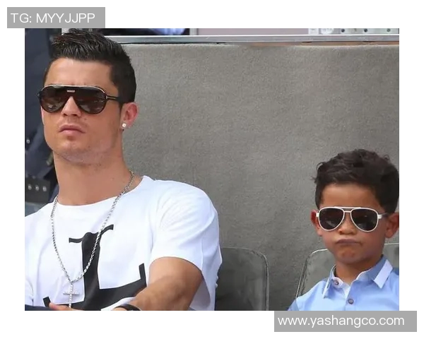 踮脚拍照的足球明星展现独特魅力与个性风采的背后故事